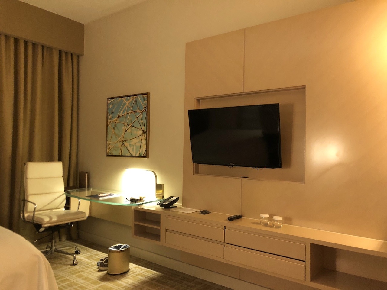 Waldorf-Astoria Panama standard room TV and desk