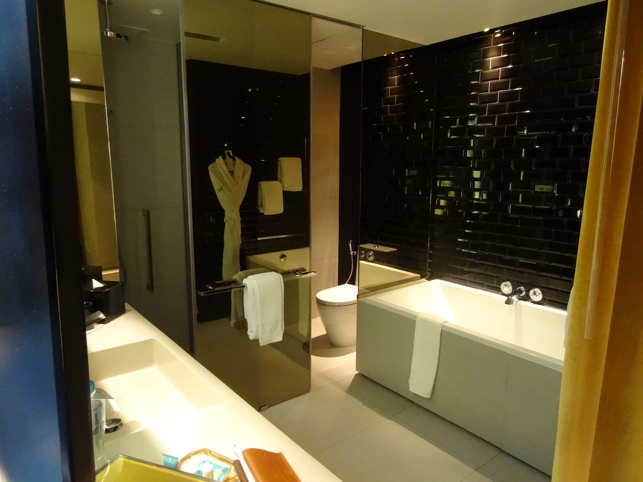 "Wow" bathroom suite