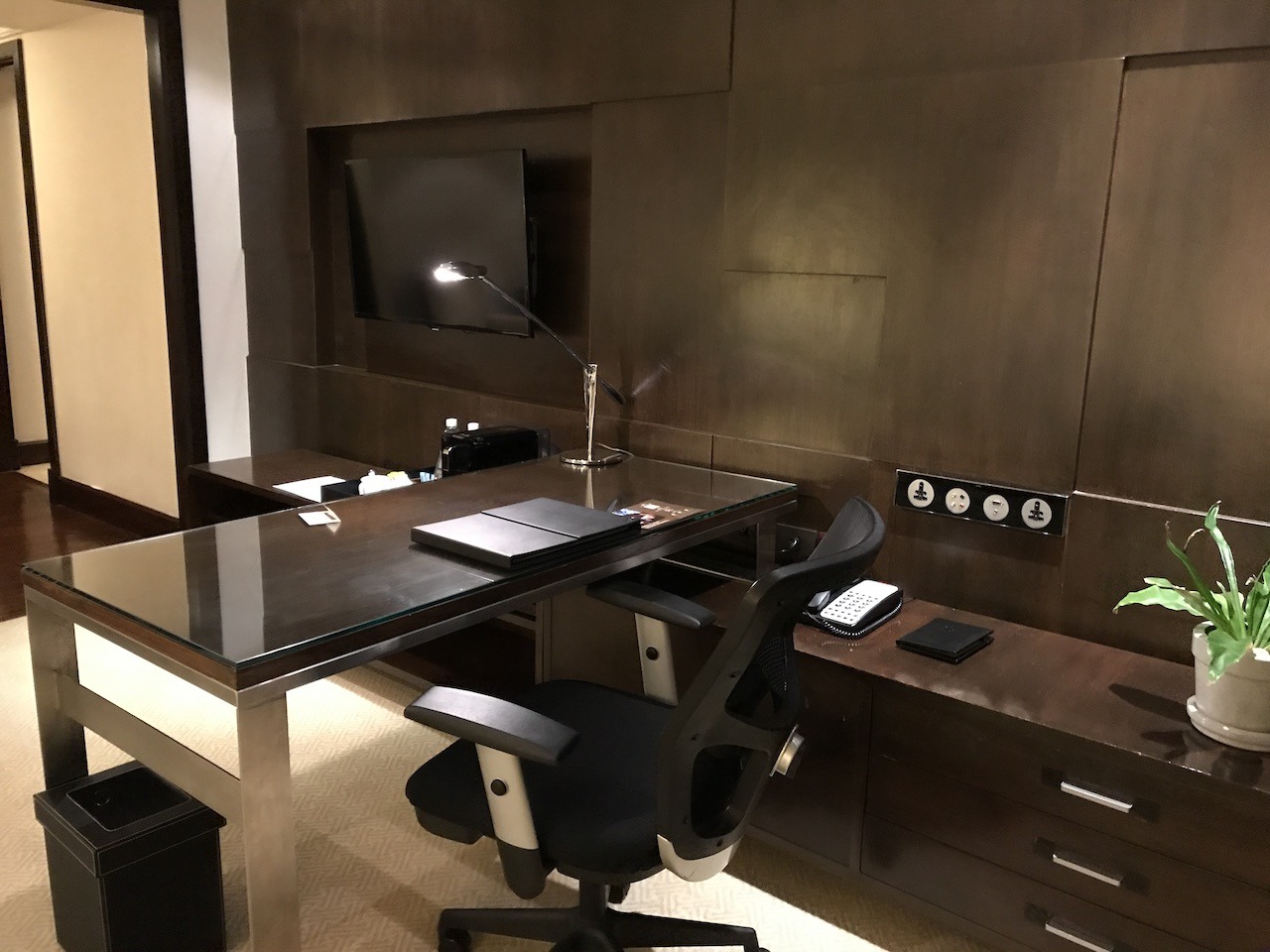 JW Marriott Bangkok desk and workspace