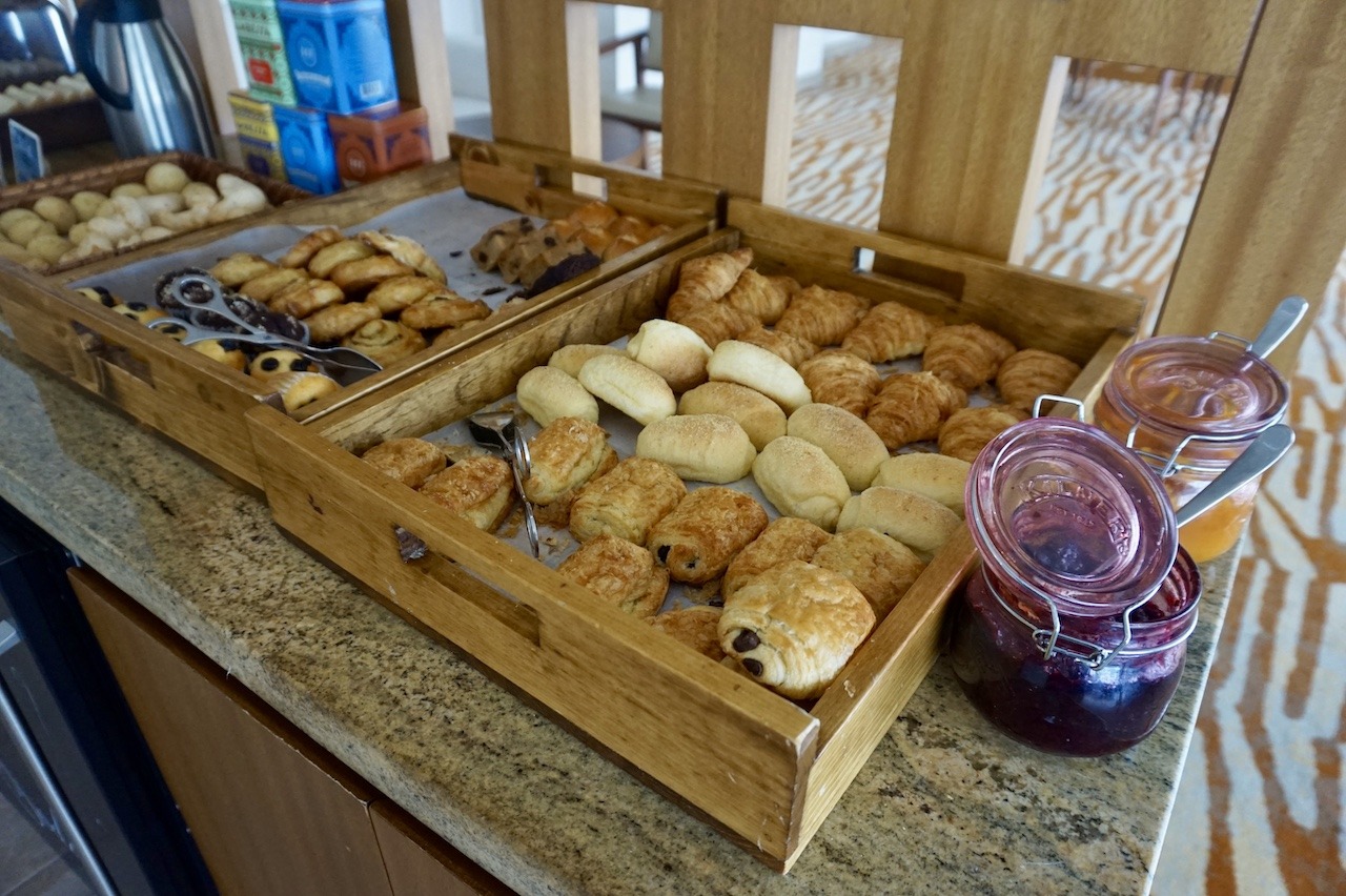 Hyatt Regency Cartagena lounge breads