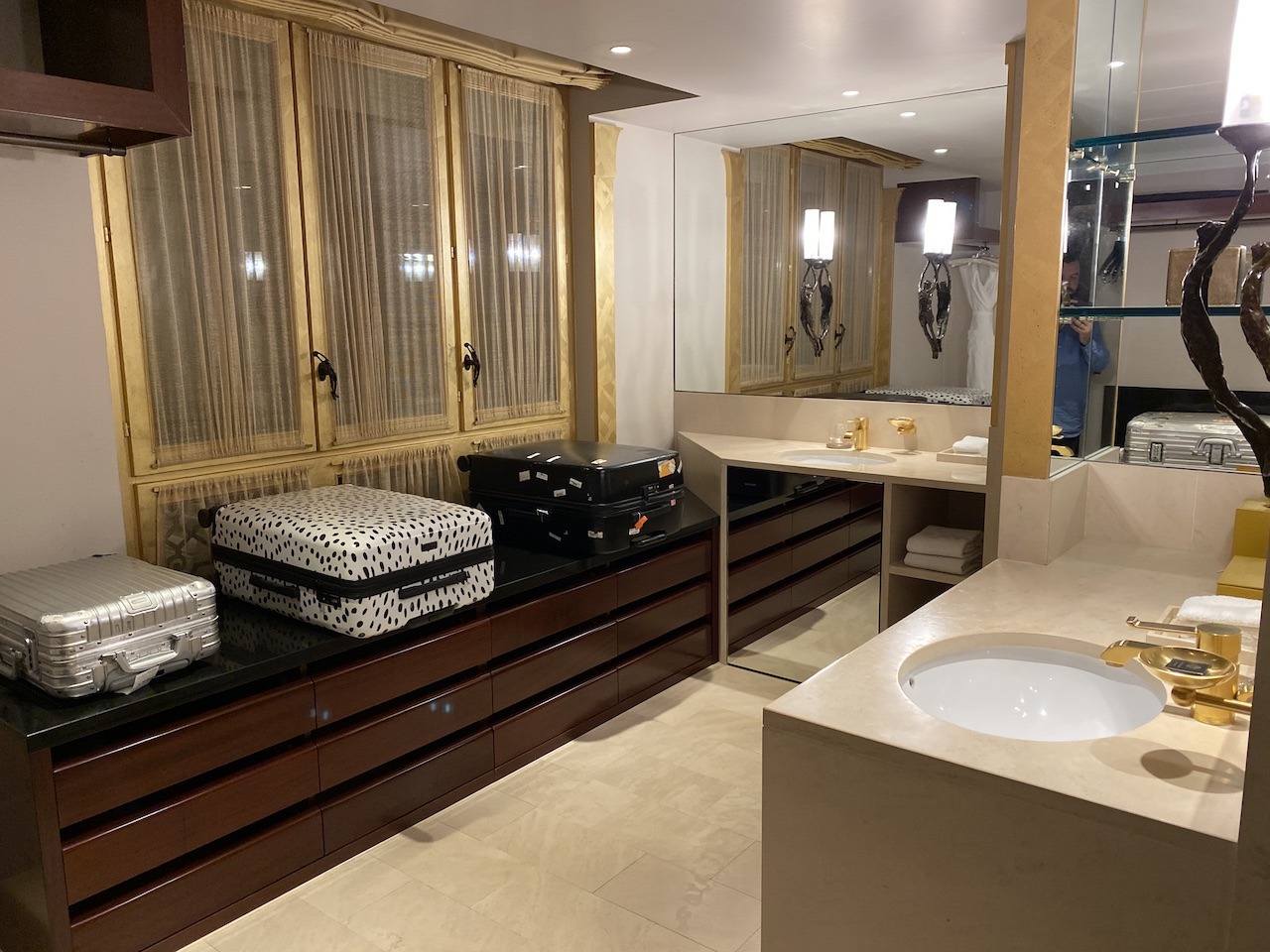 Park Hyatt Paris Vendome - Classic Parisian Luxury Suites & Lobbies Park Hyatt Vendome dressing room