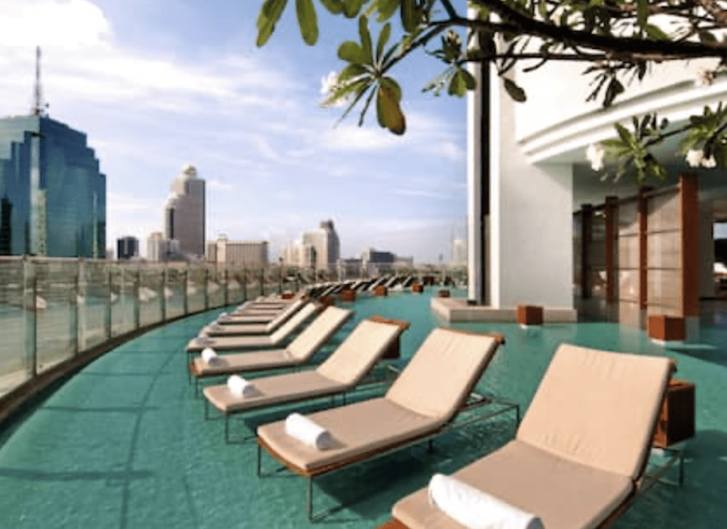 Millenium-Hilton-Bangkok-riverside-pool-chairs