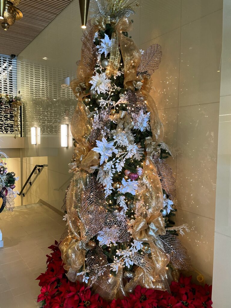 17 Gorgeous Waikiki Hotel Christmas Trees