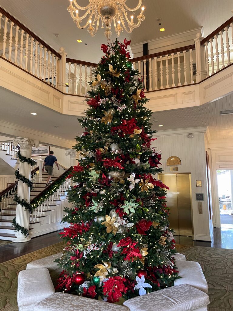 17 Gorgeous Waikiki Hotel Christmas Trees