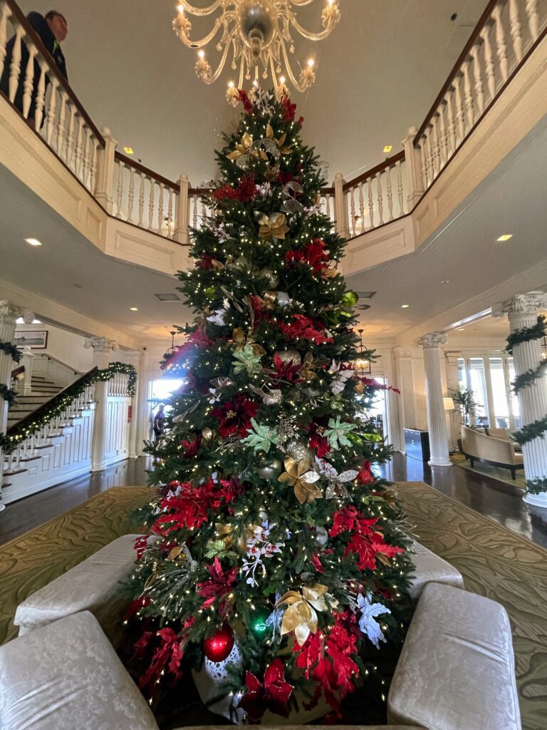 17 Gorgeous Waikiki Hotel Christmas Trees