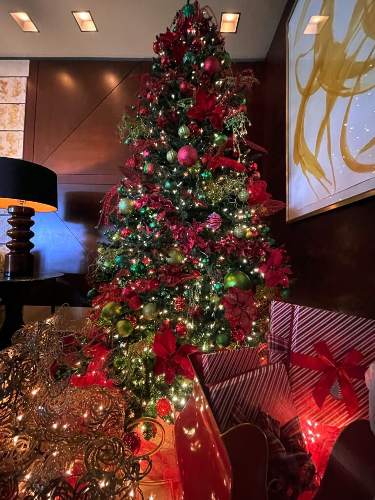 17 Gorgeous Waikiki Hotel Christmas Trees