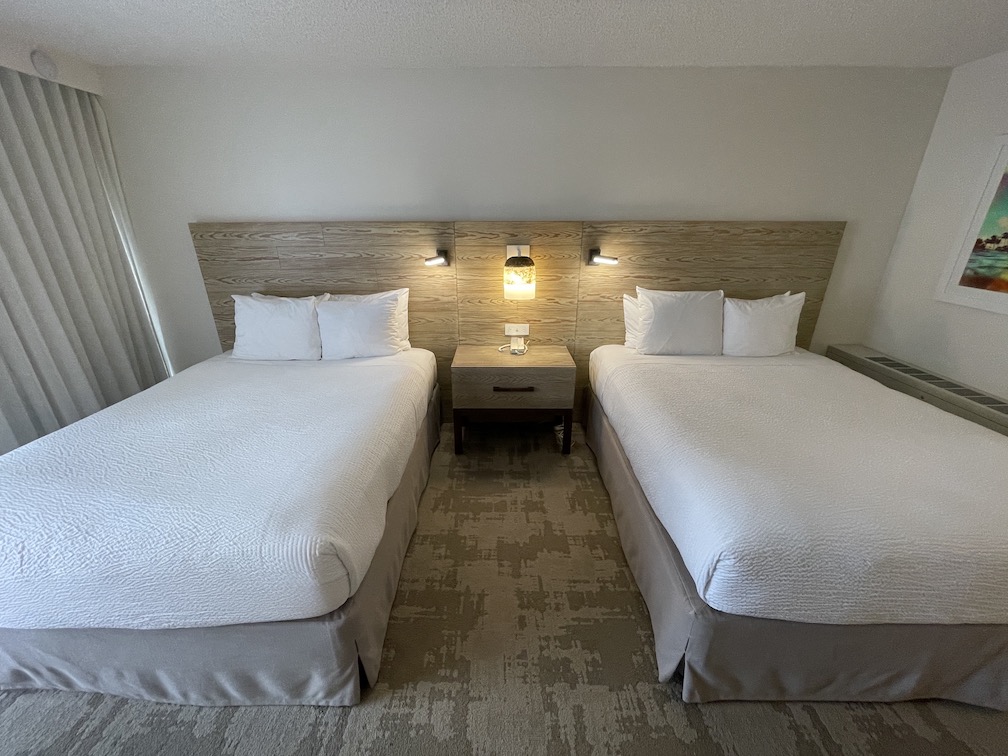 twin queen beds at the Alohilani resort