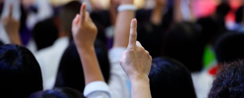 Holding up one finger in auction bidding for marriott bonvoy moments