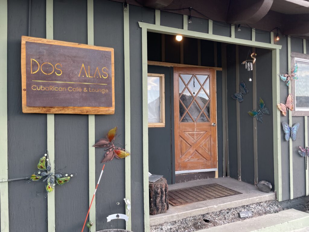 Dos Alas restaurant front door