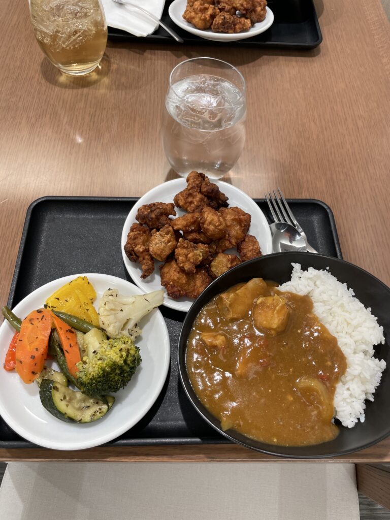 Honolulu Admirals Club curry with rice, chicken karaage, and vegetables