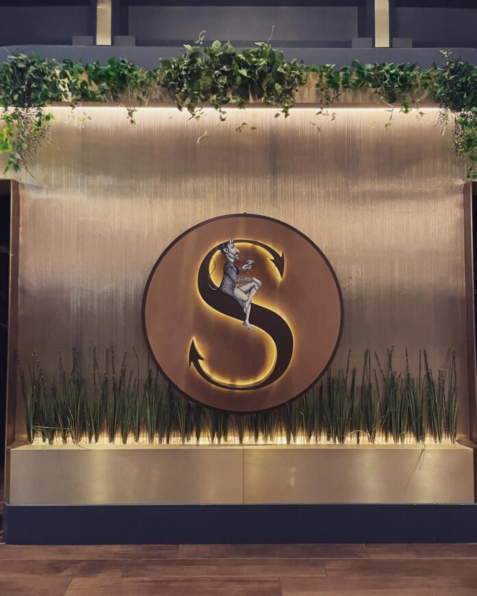 a sign with a letter on it