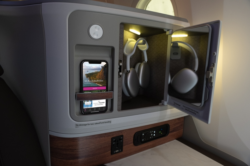 Business class headphones for the Hawaiian Airlines New Boeing 787 Dreamliner