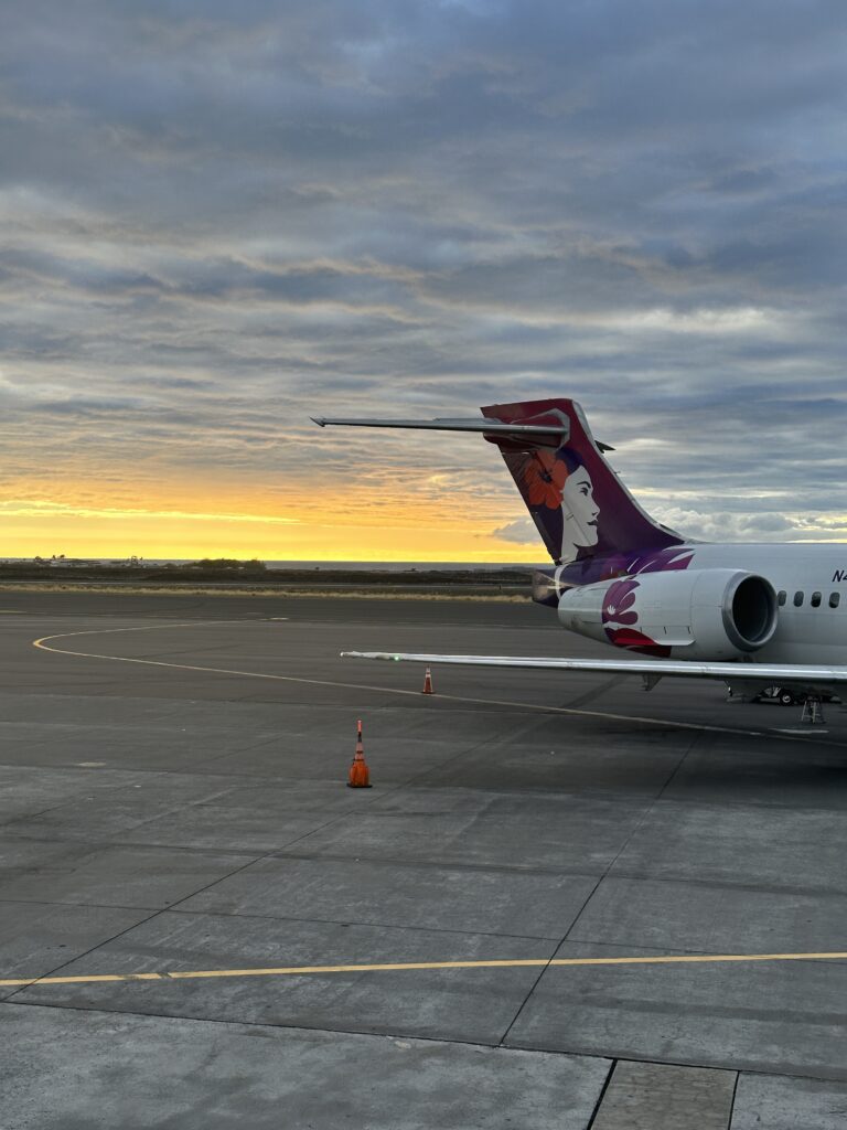 Hawaiian Airlines Boeing 717 Economy KOA-HNL sunset views from Kona