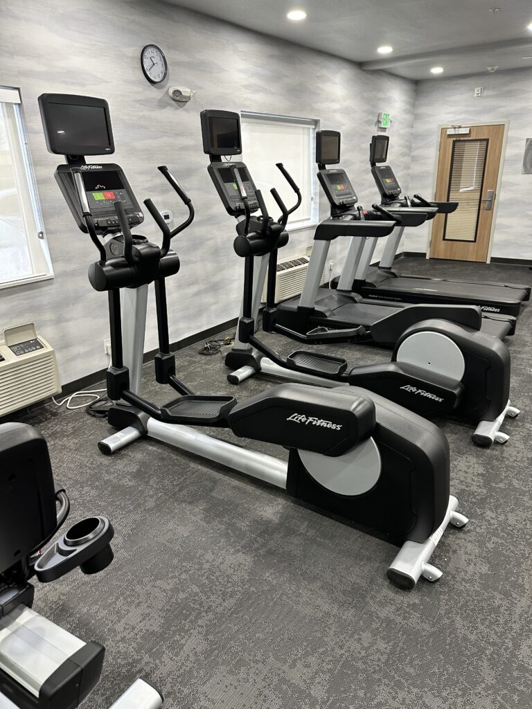 a group of exercise machines in a room